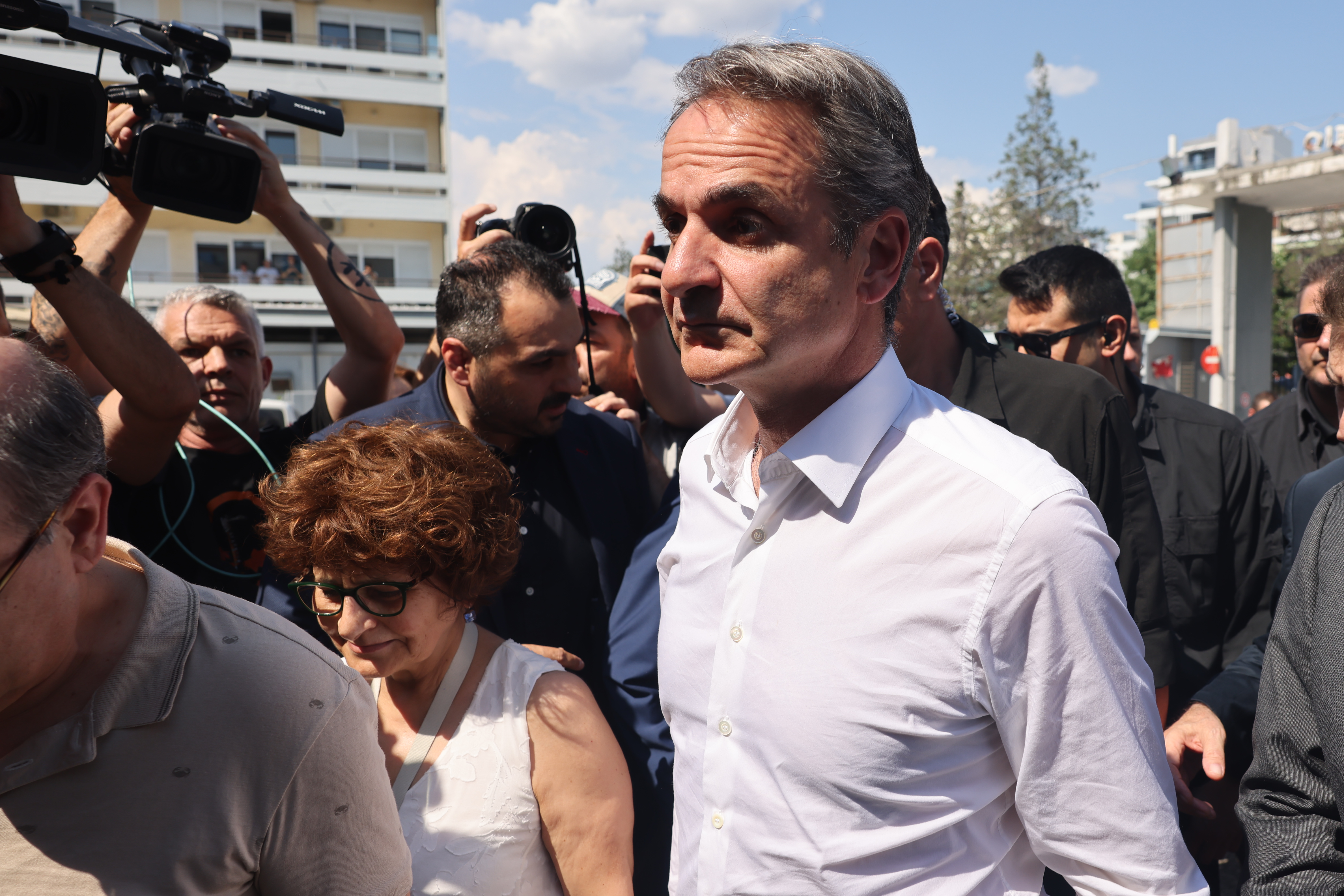Στο Ιπποκράτειο Θεσσαλονίκης ο Κυριάκος Μητσοτάκης για τους τραυματίες από τα γκαζάκια: «Θα βρούμε αυτούς που διέπραξαν την επίθεση»