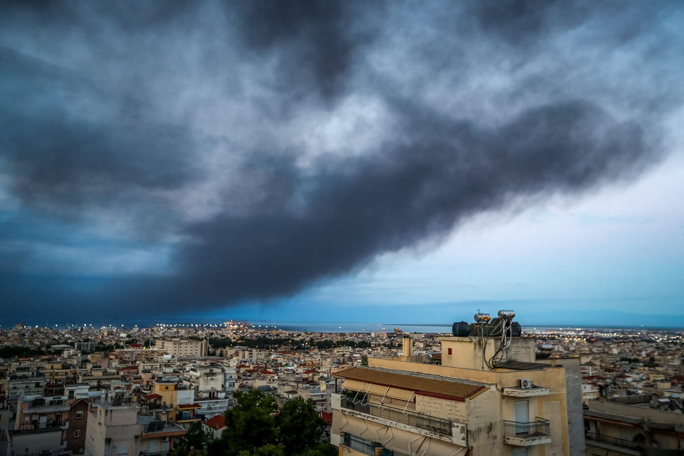 Φωτιά στο Ωραιόκαστρο: Τι περιέχει το τοξικό νέφος που σκέπασε τη Θεσσαλονίκη &#8211; Οι οδηγίες των ειδικών &#8211; Συνεχίζεται η κατάσβεση