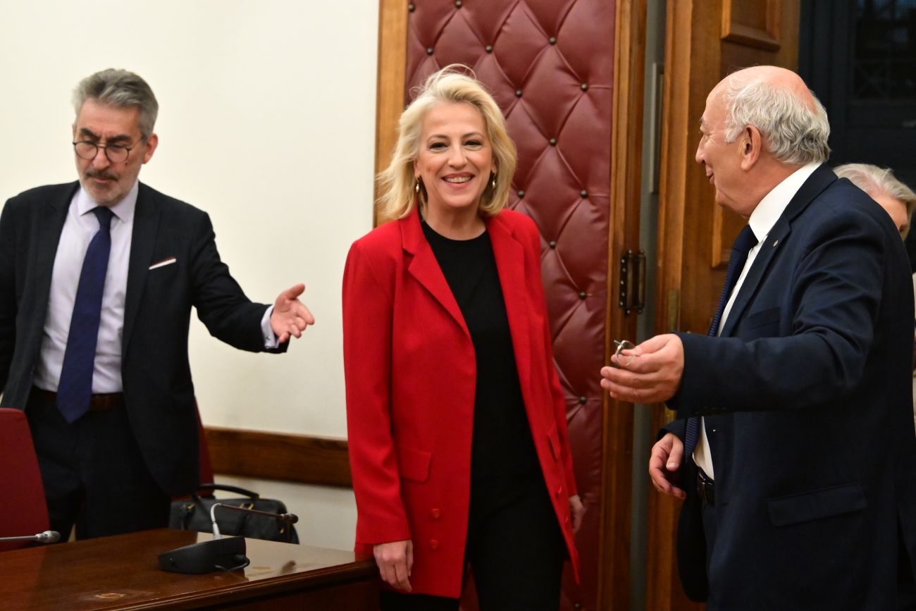 Η Ρένα Δούρου νέα πρόεδρος του ΣΥΡΙΖΑ -Εξελέγη με επτά ψήφους υπέρ και ένα λευκό Αμέσως μετά συνεδριάζει η Κεντρική Επιτροπή