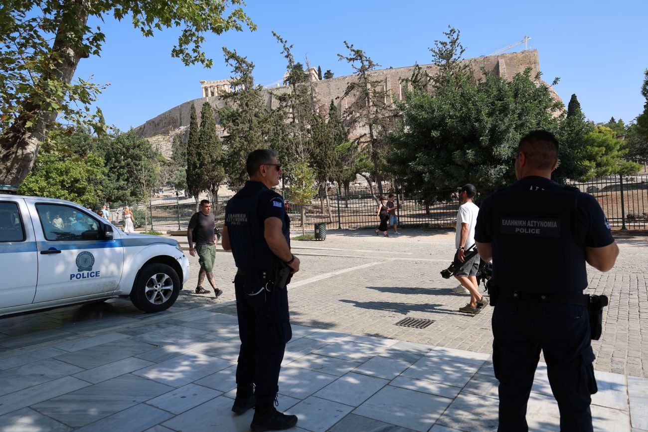 Μαρτυρία για την επίθεση με μαχαίρι στα εκδοτήρια της Ακρόπολης: «Πήγε να σφάξει τη γυναίκα, ακούσαμε φωνές, την είδαμε κάτω με αίματα»