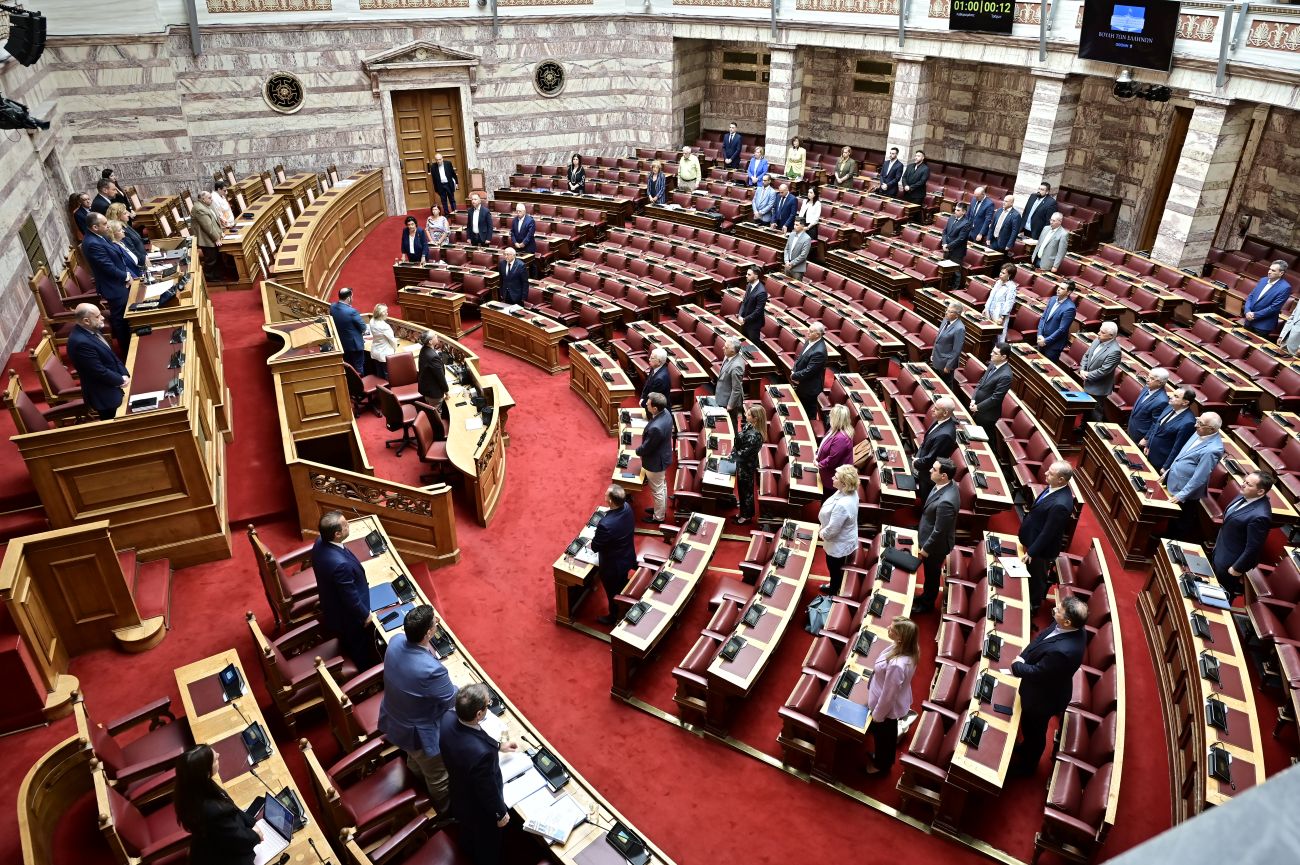 Βουλή: Ενός λεπτού σιγή στη μνήμη των θυμάτων της φονικής πυρκαγιάς στο Μάτι