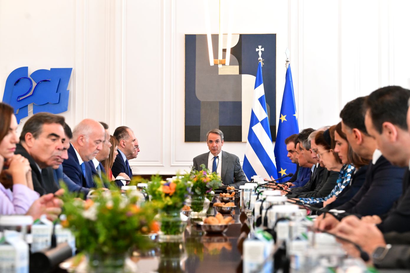 Κ. Μητσοτάκης στο υπουργικό για τις φωτιές: Έχουμε μπροστά μας δύσκολες ημέρες, στεκόμαστε στο πλευρό των οικογενειών των πυροσβεστών