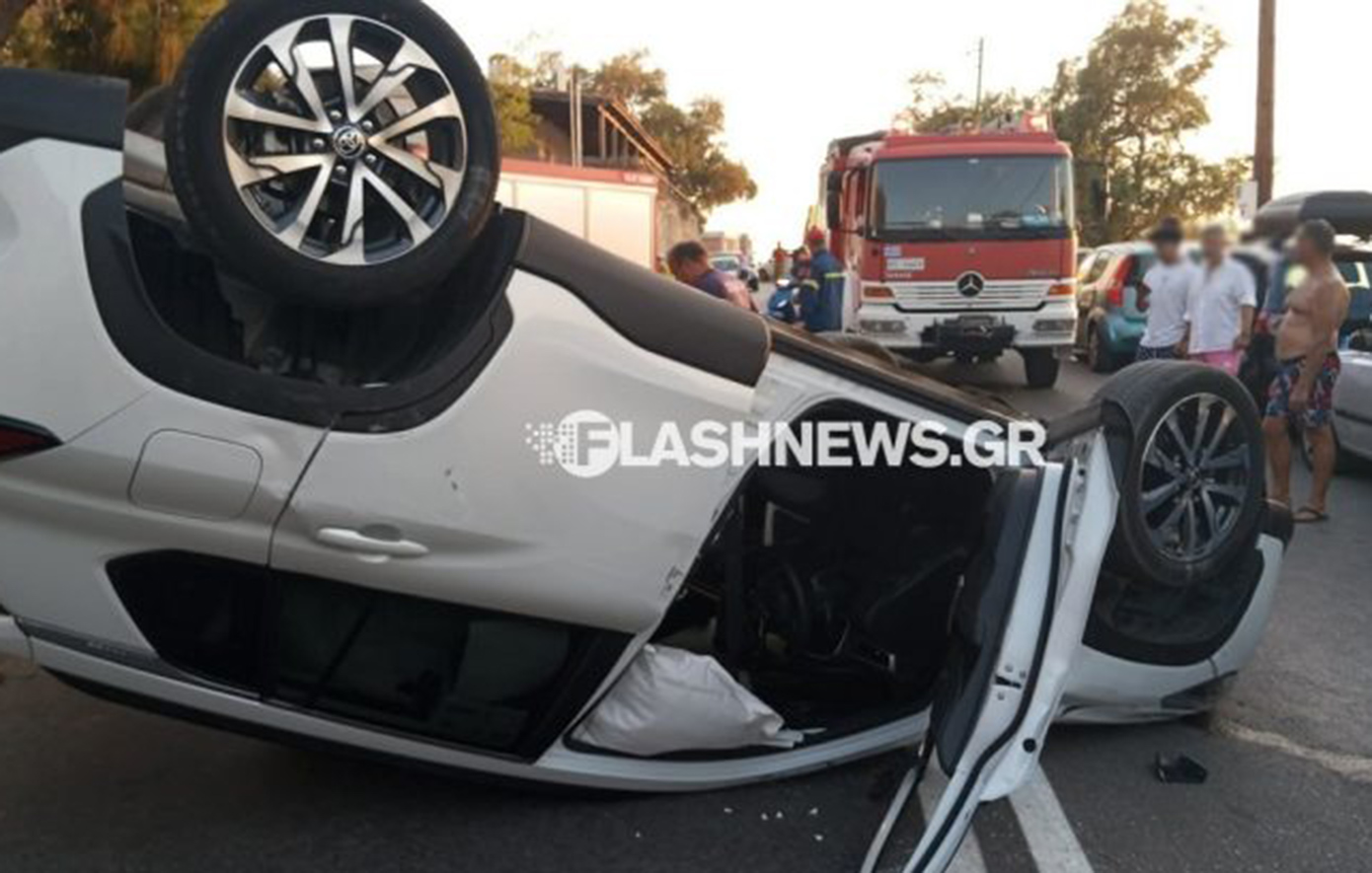 Χανιά: Αυτοκίνητο τούμπαρε μετά από πρόσκρουση σε σταθμευμένο Ι.Χ.
