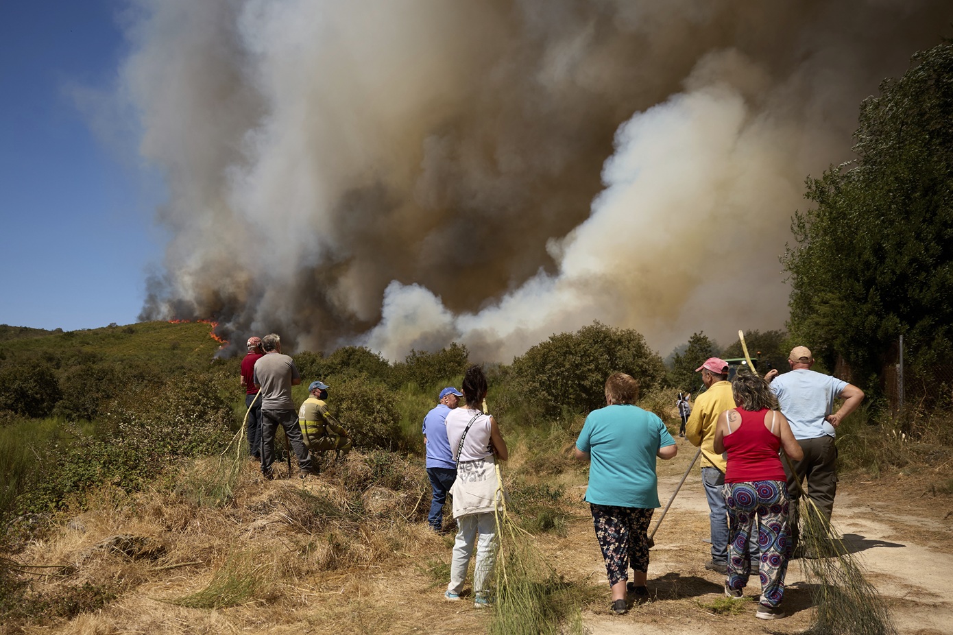 Μάχη με τον χρόνο δίνουν οι πυροσβέστες στην Ισπανία &#8211; Η φονική πυρκαγιά απειλεί πυκνοκατοικημένες παραλιακές περιοχές