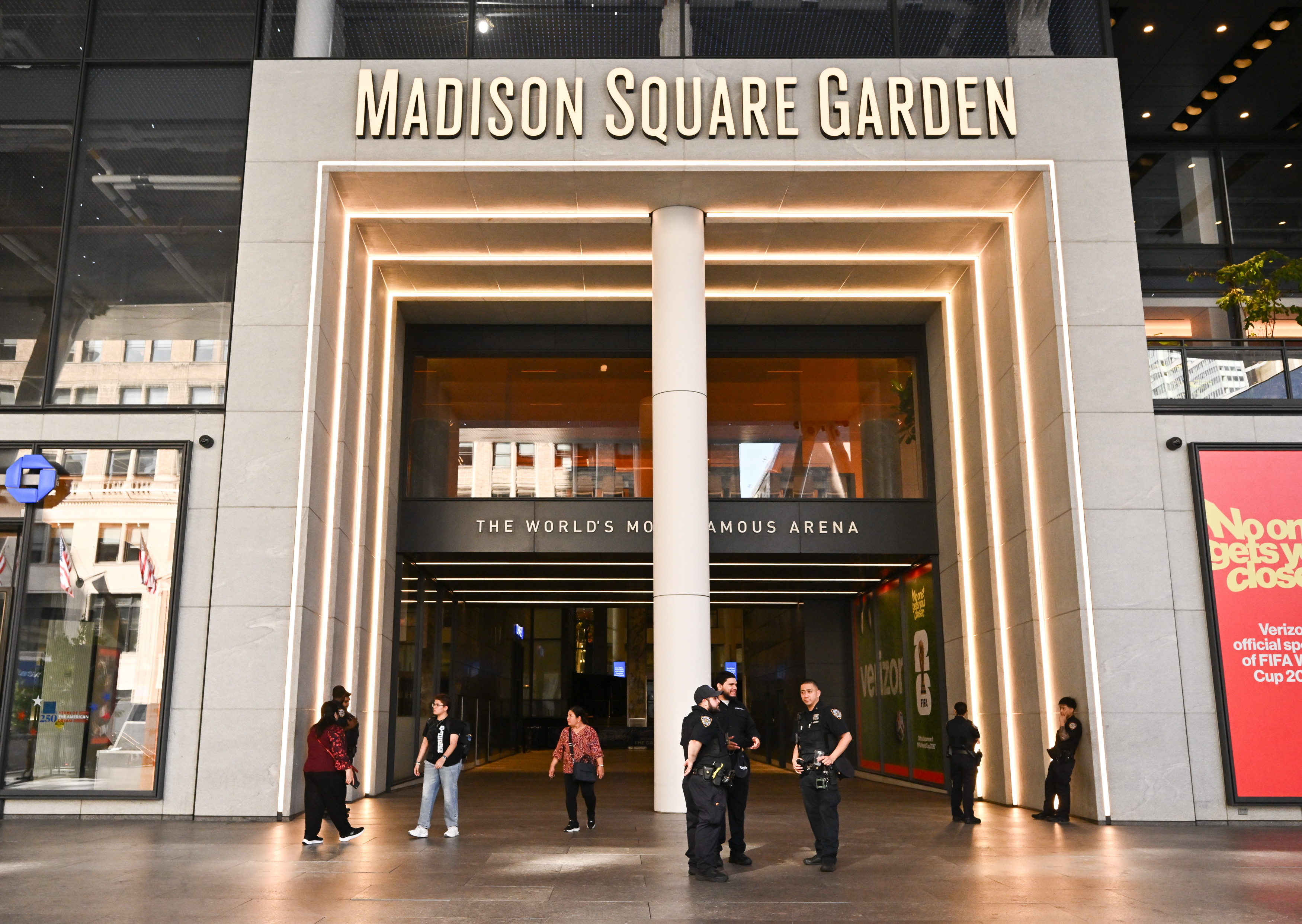 Εξωτερική εικόνα του Madison Square Garden στη Νέα Υόρκη, εν μέσω προετοιμασιών για τον φημολογούμενο γάμο Εξωτερική εικόνα του Madison Square Garden στη Νέα Υόρκη, εν μέσω προετοιμασιών για τον φημολογούμενο γάμο