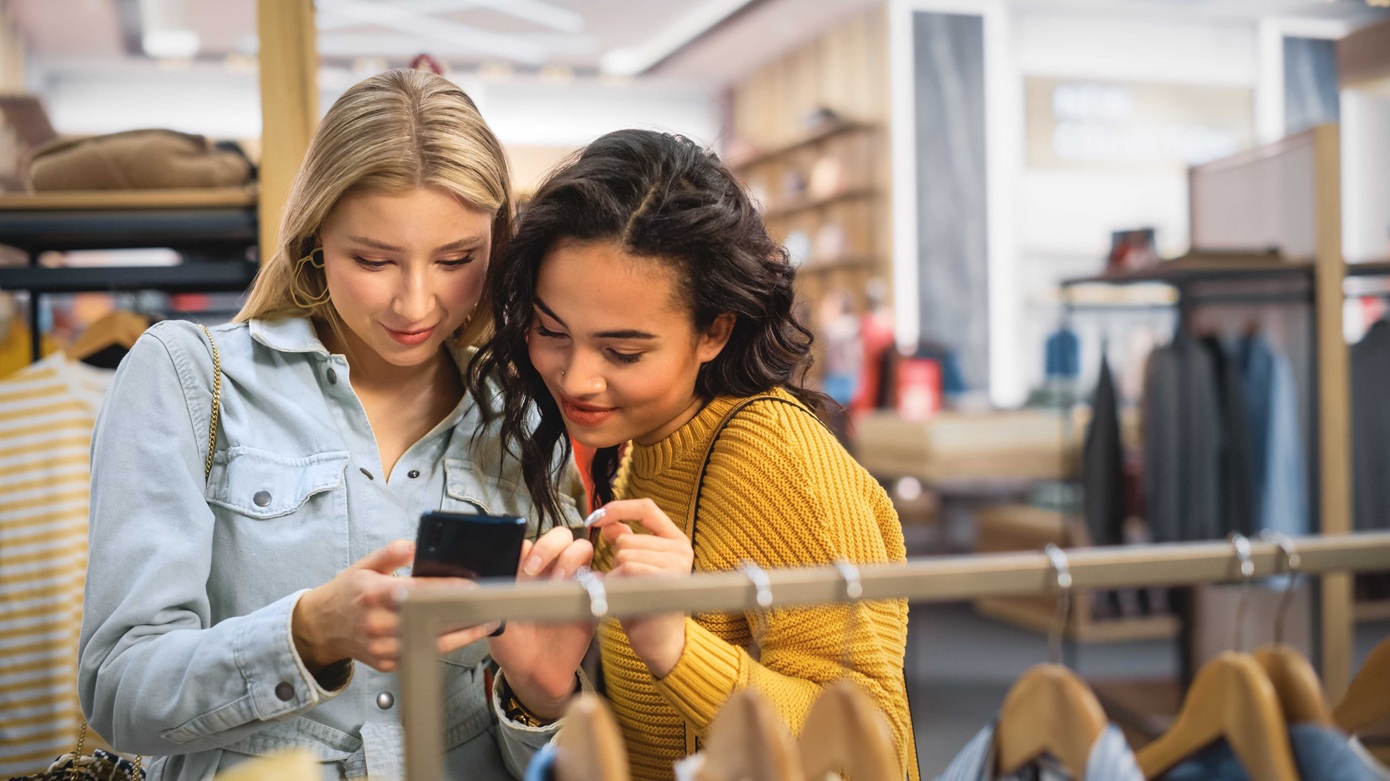 Η Gen Z αλλάζει τους κανόνες της εργασίας με τεχνητή νοημοσύνη, δεύτερη δουλειά και ευελιξία &#8211; Τι δείχνει νέα έρευνα