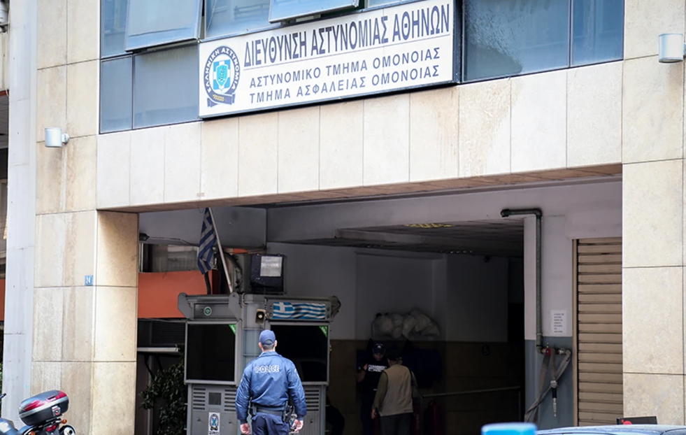 Ελεύθεροι οι αστυνομικοί που κρίθηκαν ένοχοι για τον βιασμό 19χρονης στο Α.Τ. Ομονοίας