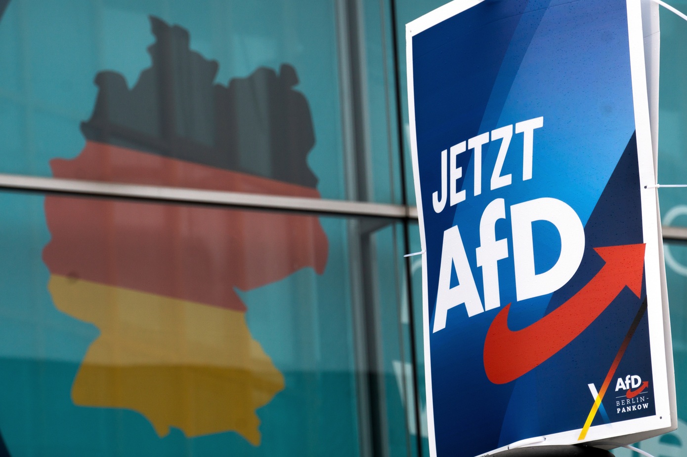 Σταθερά πρώτη η AfD σε νέα δημοσκόπηση στη Γερμανία – Μειώνει τη διαφορά η CDU/CSU