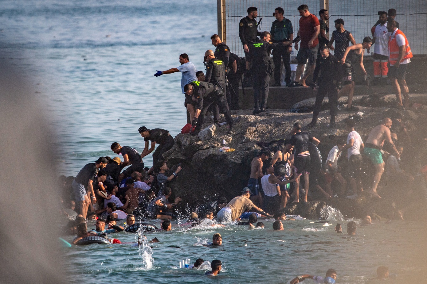 Εικόνες χάους στη Θέουτα με χιλιάδες μετανάστες από το Μαρόκο, τουλάχιστον 18 νεκροί – Στα άκρα οι σχέσεις Ισπανίας και Ιταλίας