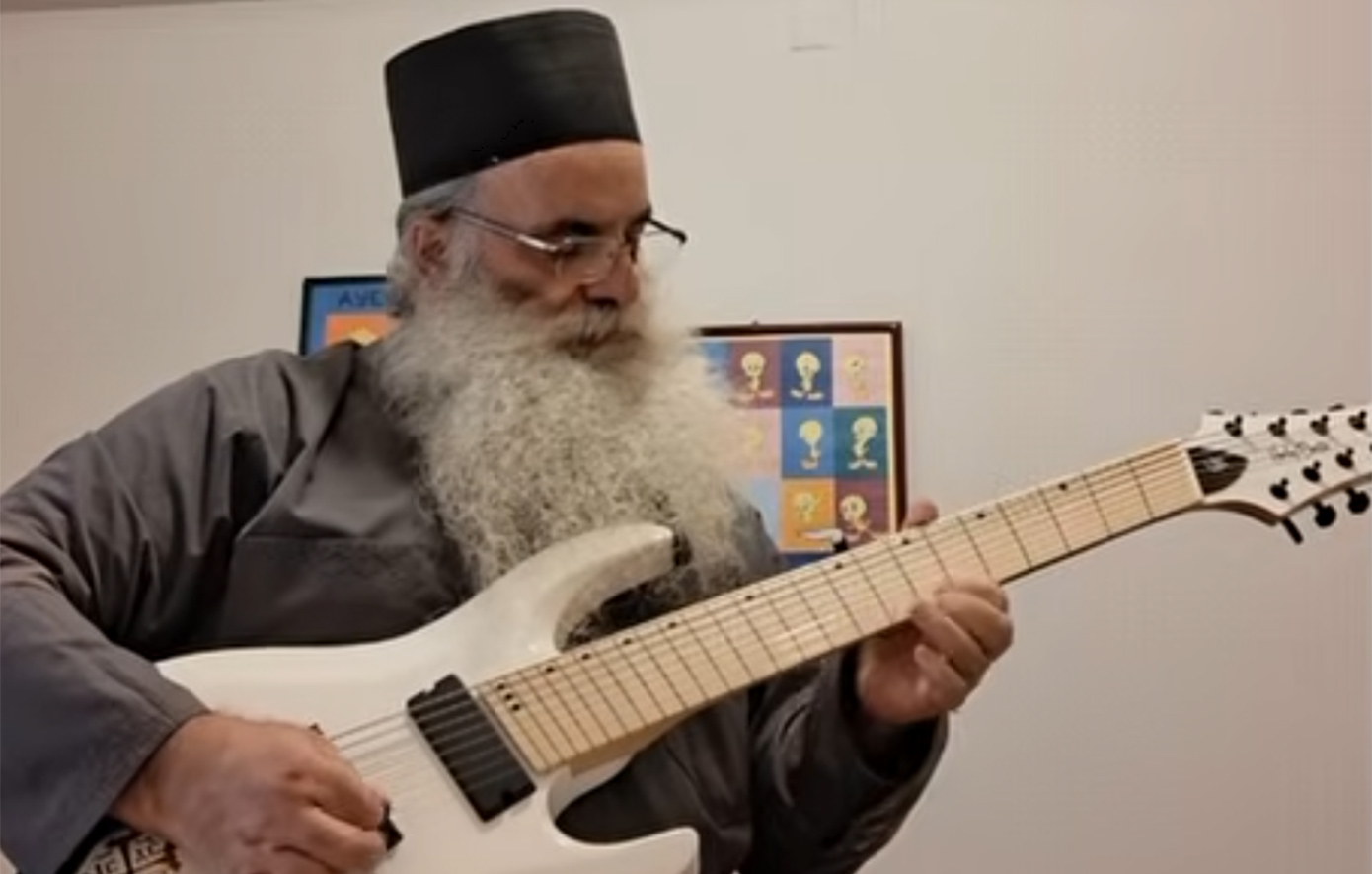 Ιερέας από το Ναύπλιο «ταράζει» τη μουσική: Heavy metal, rap και dubstep μέσα από την Ορθοδοξία