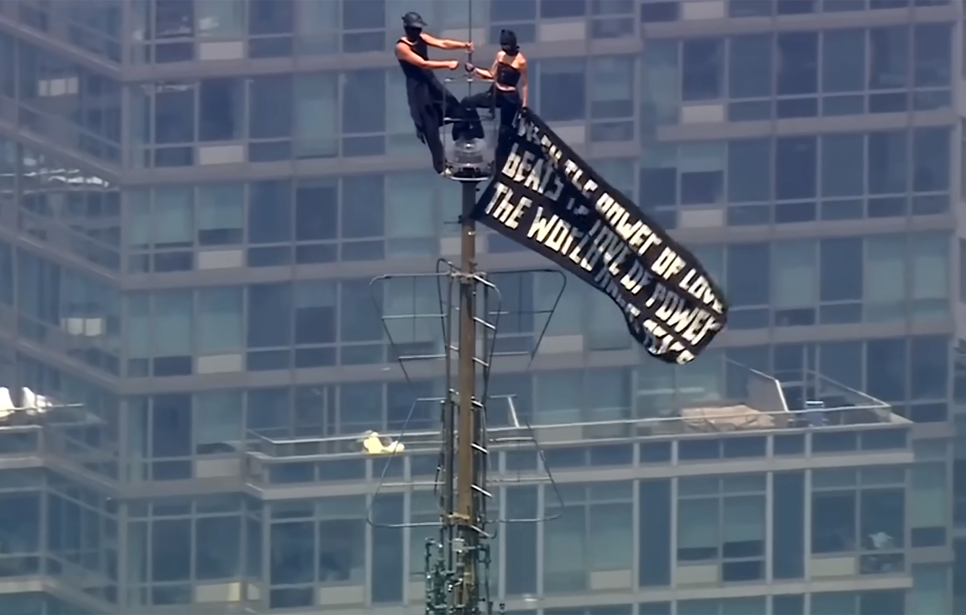 Ρώσοι αναρριχητές ανέβηκαν στο Empire State Building με μήνυμα για τη «δύναμη της αγάπης», αρραβωνιάστηκαν και συνελήφθησαν