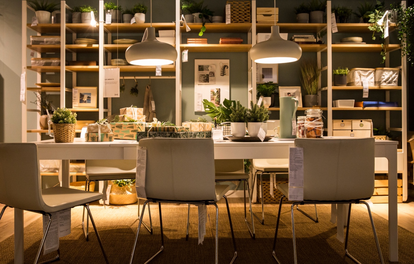 Το IKEA hack που έγινε viral και κάνει μια απλή βιβλιοθήκη να μοιάζει με έπιπλο κατά παραγγελία
