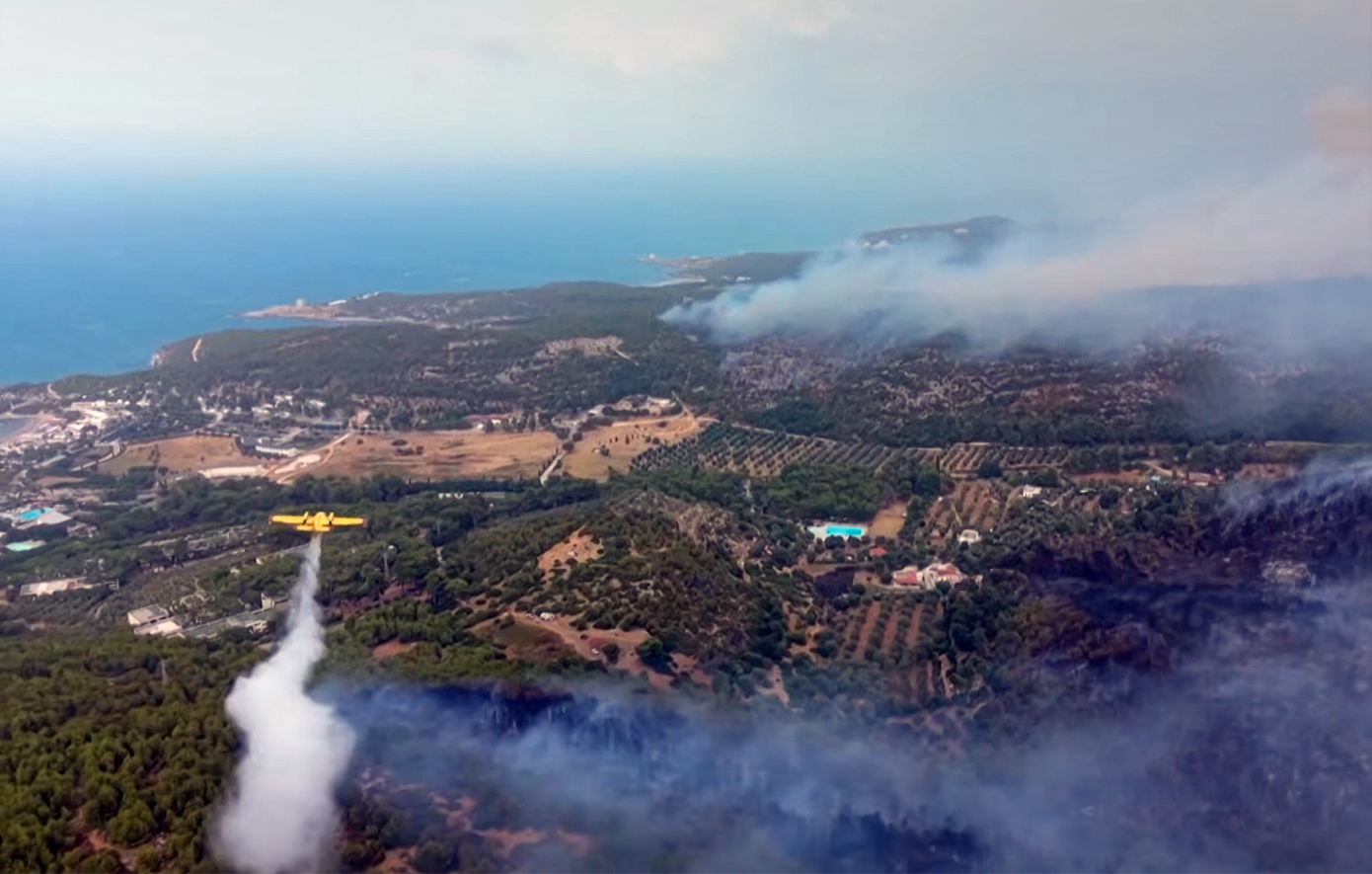 Φωτιές σε κεντρική και νότια Ιταλία &#8211; Εκατοντάδες τουρίστες απομακρύνονται από τα ξενοδοχεία με τη βοήθεια της Ακτοφυλακής