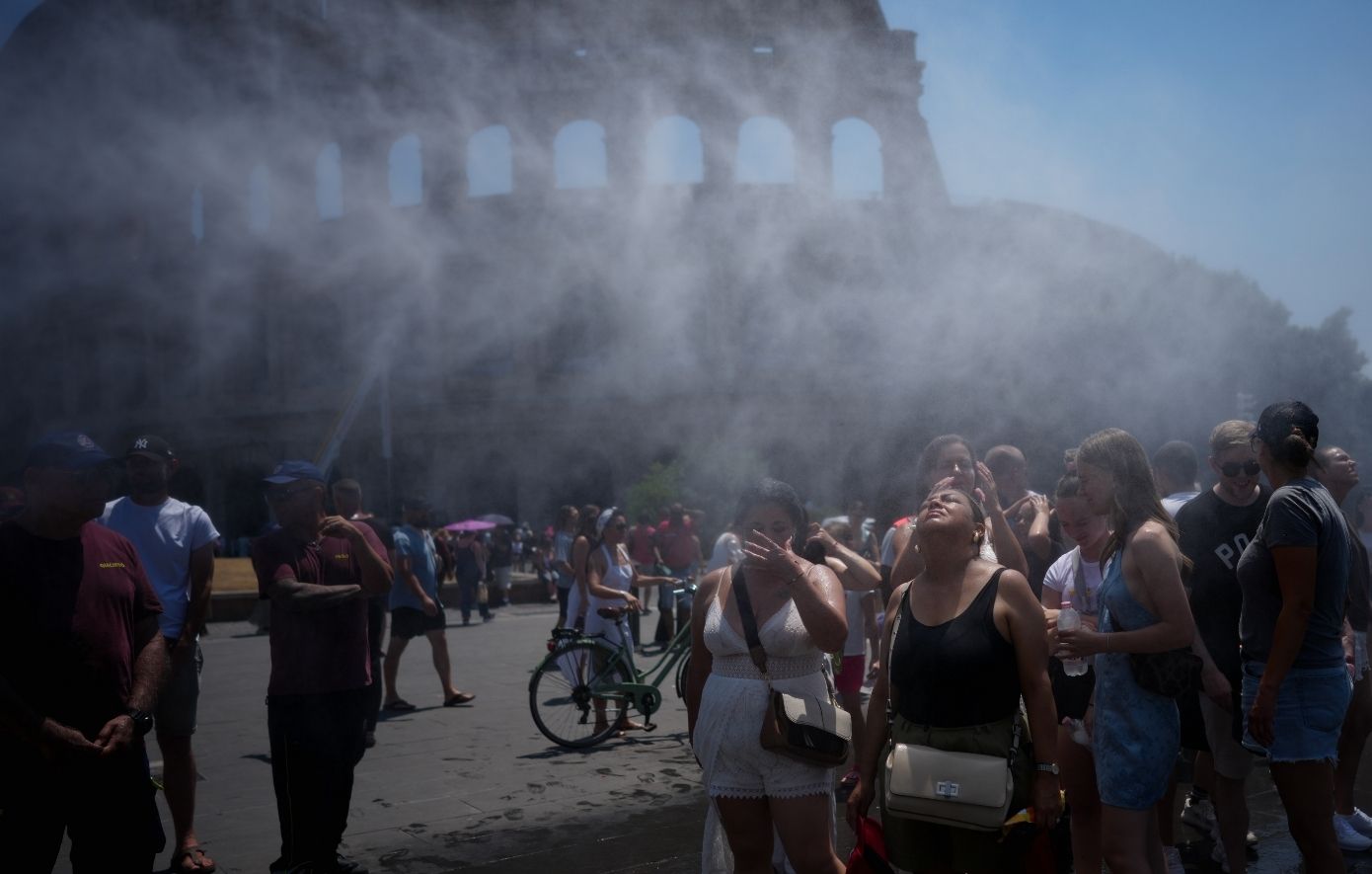 Η Ιταλία ψήνεται στον καύσωνα: Κανόνια νερού έξω από το Κολοσσαίο για τους τουρίστες – 5 νεκροί σε 24 ώρες σύμφωνα με τον ΠΟΥ