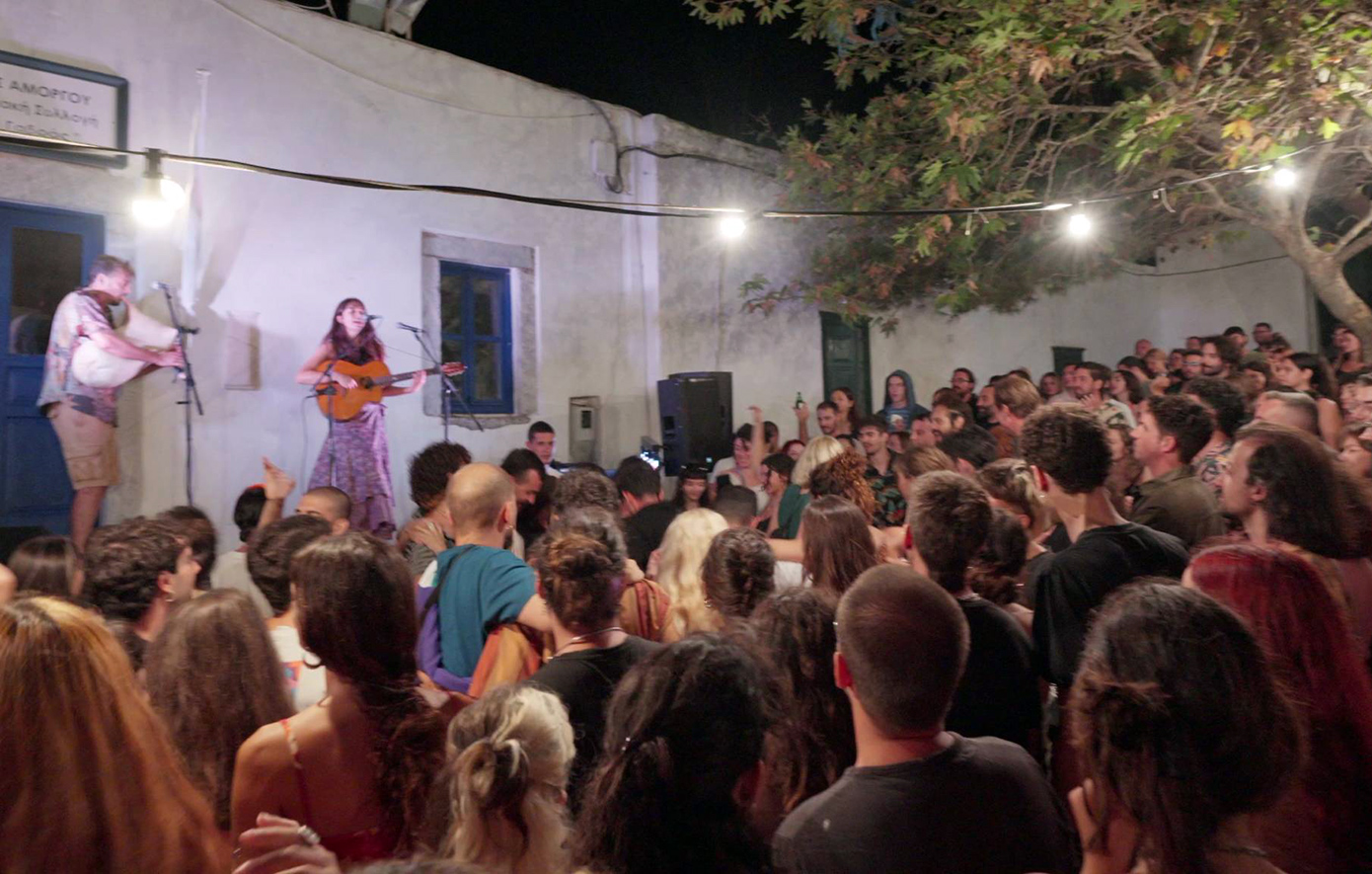 Ένα ξεχωριστό μουσικό φεστιβάλ και μια indie πλαστική καρέκλα είναι αρκετοί λόγοι για να πας φέτος το καλοκαίρι στην Αμοργό