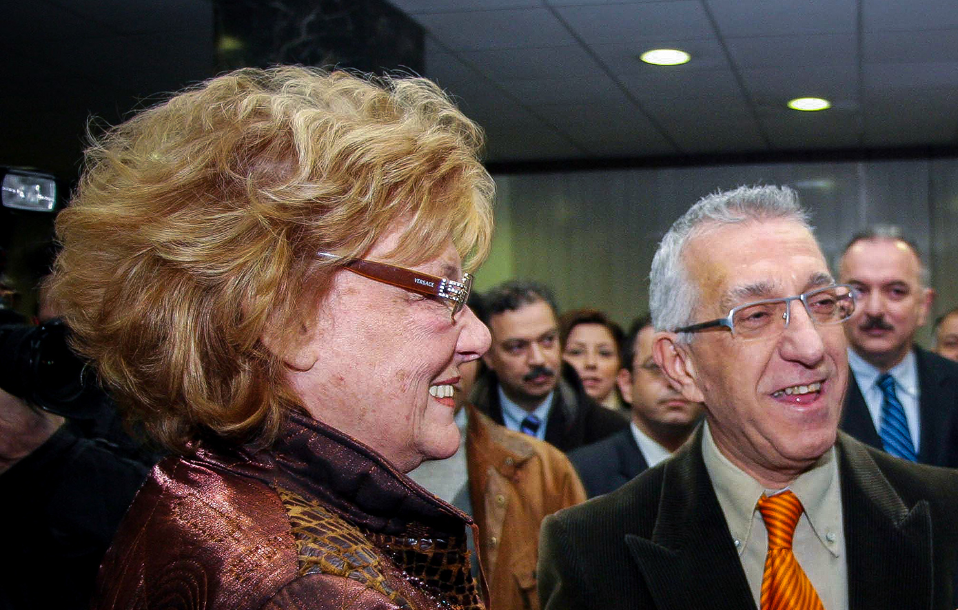Ο Νικήτας Κακλαμάνης έκανε πράξη την τελευταία επιθυμία της Μάρως Κοντού: «Ένα ποτήρι ουίσκι και ένα τσιγάρο…»