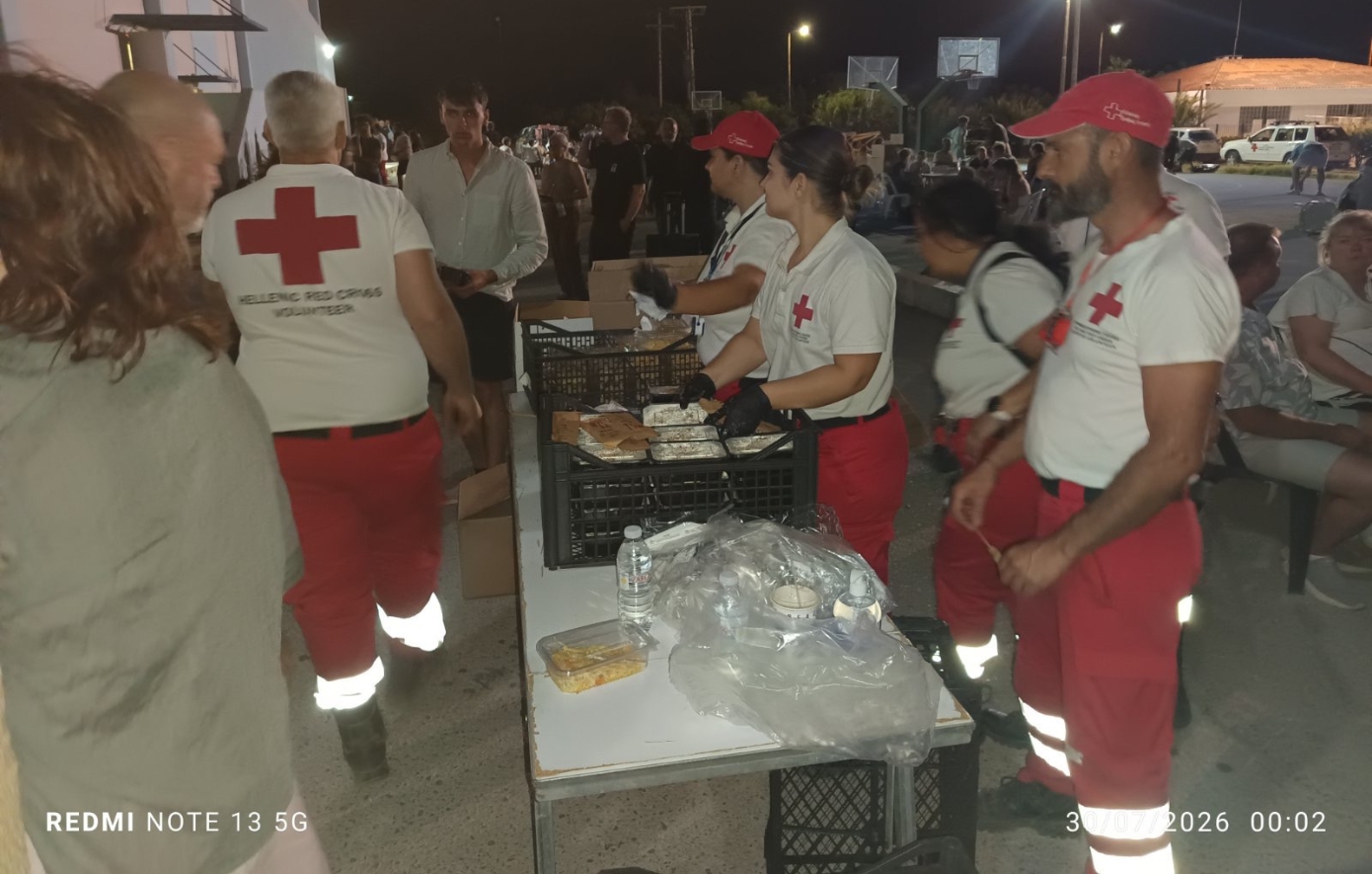 Κρήτη: Ολονύχτια μάχη και των εθελοντών του Ελληνικού Ερυθρού Σταυρού στα πύρινα μέτωπα