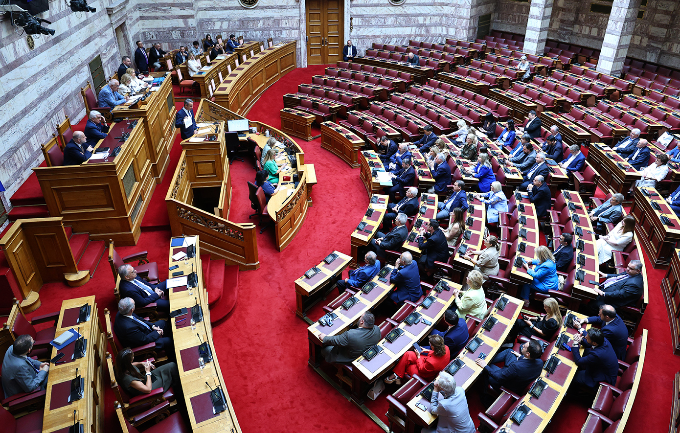 Μητσοτάκης στη Βουλή: Μείωση 10 λεπτών στη βενζίνη και 5 στο ντίζελ έως το τέλος Αυγούστου