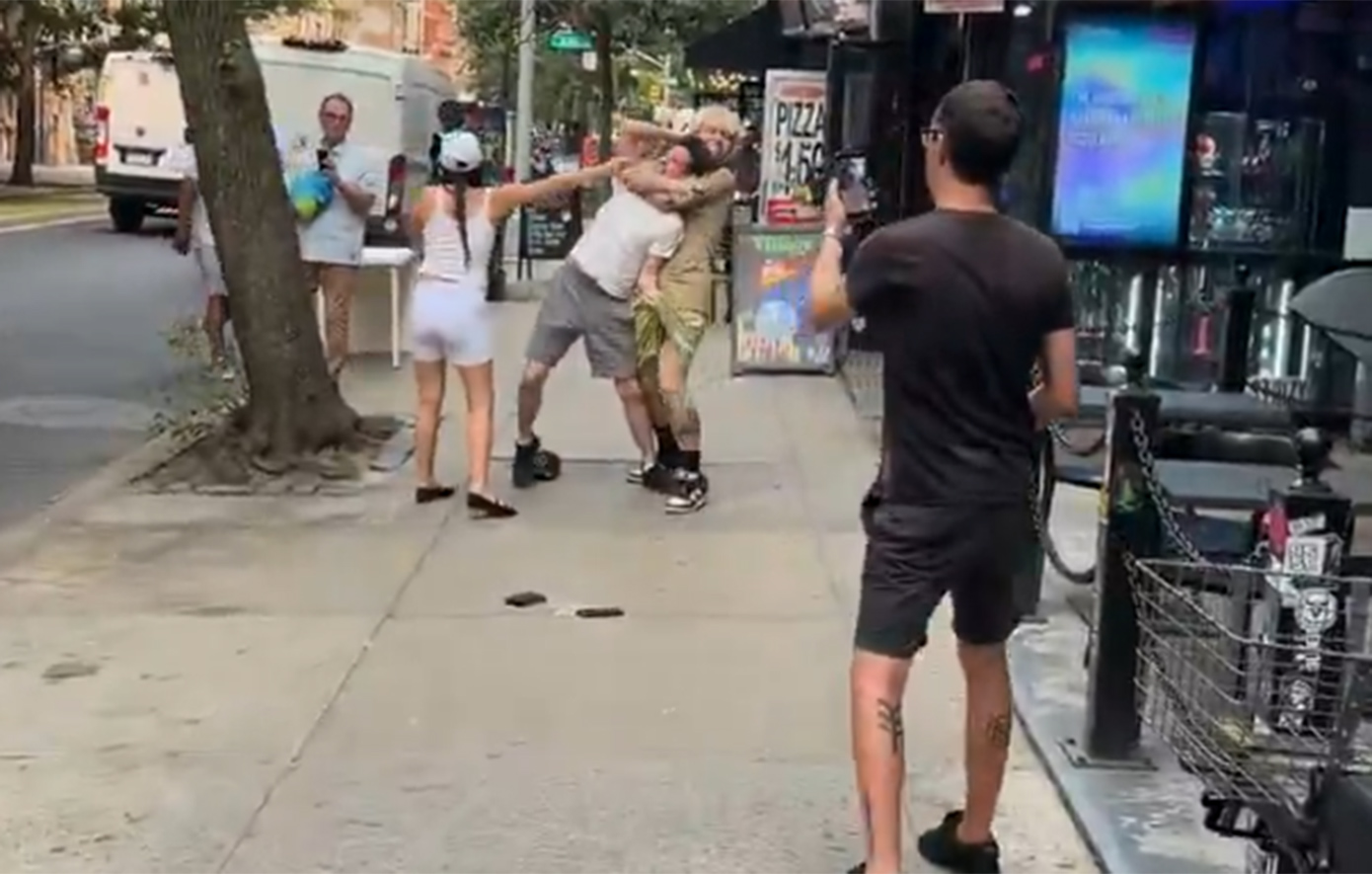 Οδηγός πιάστηκε στα χέρια με skateboarder στη Νέα Υόρκη  &#8211; Δείτε το σοκαριστικό βίντεο