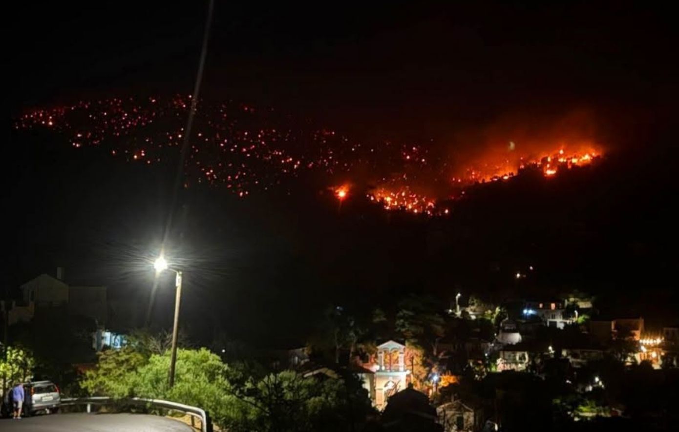 Φωτιά στη Λέσβο: Δύσκολη νύχτα στο Πλωμάρι – Δύο μέτωπα «αγκαλιάζουν» τον οικισμό