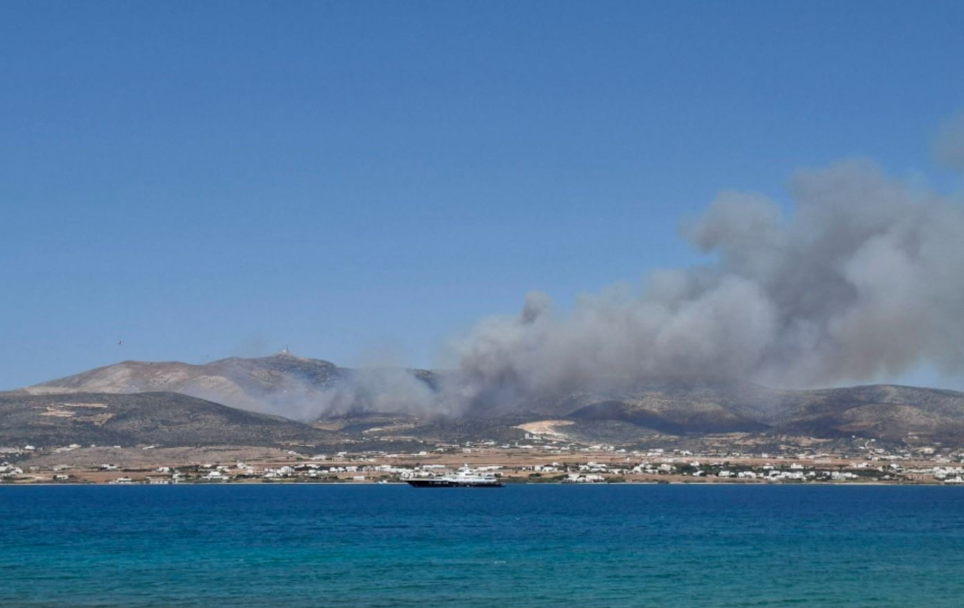 Φωτιά τώρα στην Πάρο: 112 για εκκενώσεις τεσσάρων οικισμών, ενισχύσεις από Αθήνα και Σύρο