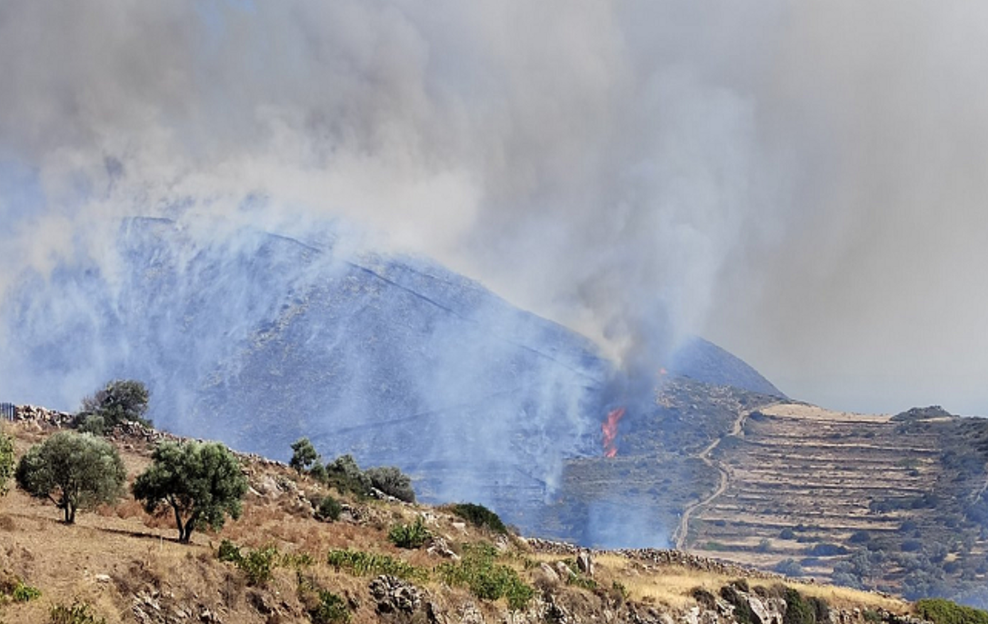 Φωτιά στην Πάρο: Εκκενώνονται περιοχές, κοντά σε σπίτια οι φλόγες &#8211; Σπεύδουν δυνάμεις από Κυκλάδες και Αθήνα