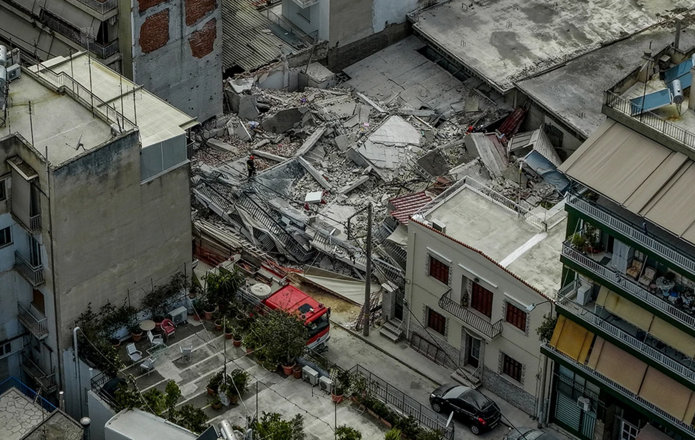 Κατάρρευση πολυκατοικίας στα Πετράλωνα: Ένοικος παραλίγο να εγκλωβιστεί &#8211; Δεν άνοιγε η πόρτα από την κλίση του κτηρίου