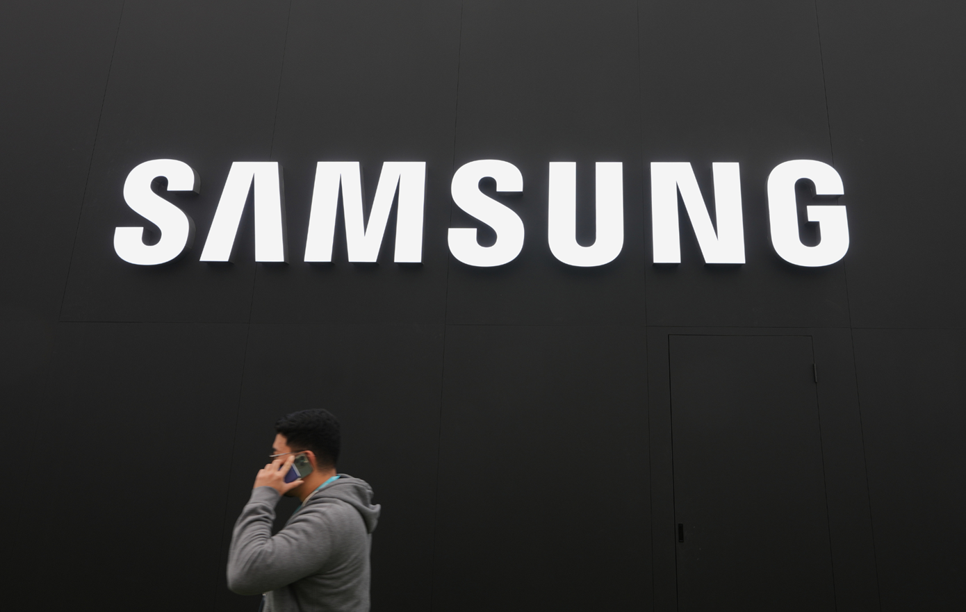 Οι μετοχές της Samsung καταρρέουν, παρότι ανακοίνωσε ρεκόρ κερδών για τρίτο συνεχόμενο τρίμηνο