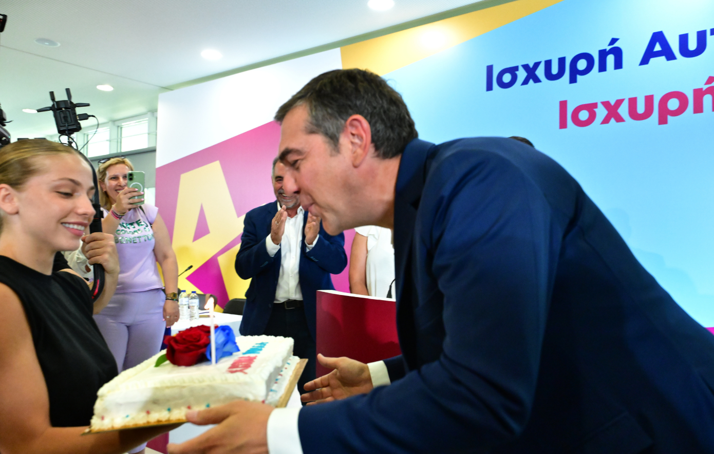 Τούρτα-έκπληξη στον Αλέξη Τσίπρα για τα γενέθλιά του στην εκδήλωση της ΕΛΑΣ