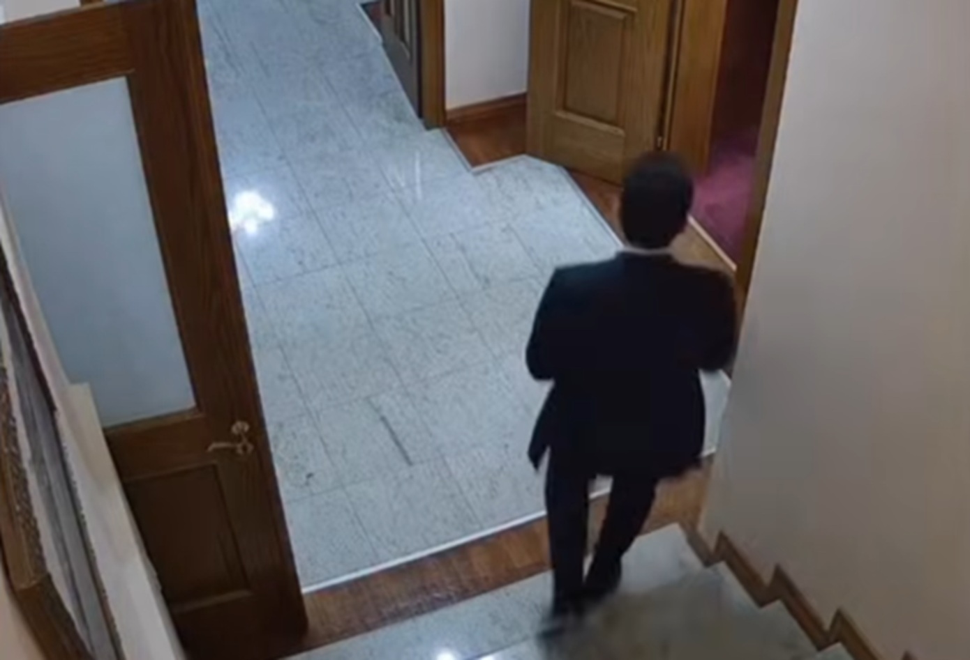 Χάος στη Βουλή της Αλβανίας: Βουλευτής άρπαξε απόρρητο στρατιωτικό έγγραφο και έφυγε τρέχοντας