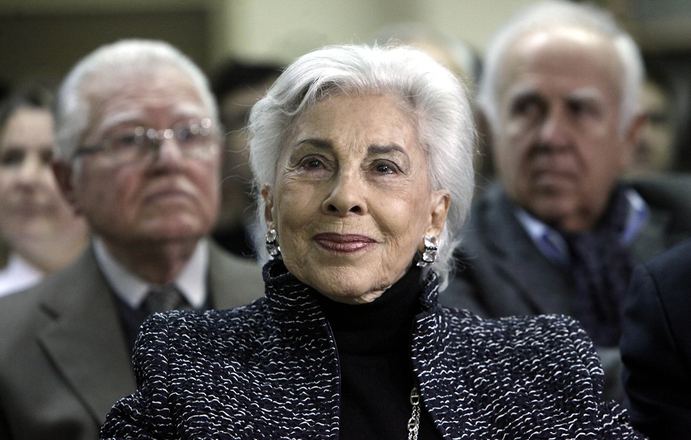 Το τελευταίο «αντίο» στη μεγάλη ευεργέτιδα της Ελλάδος, Αλίκη Περρωτή, είπαν συγγενείς και φίλοι στο κοιμητήριο της Κηφισιάς