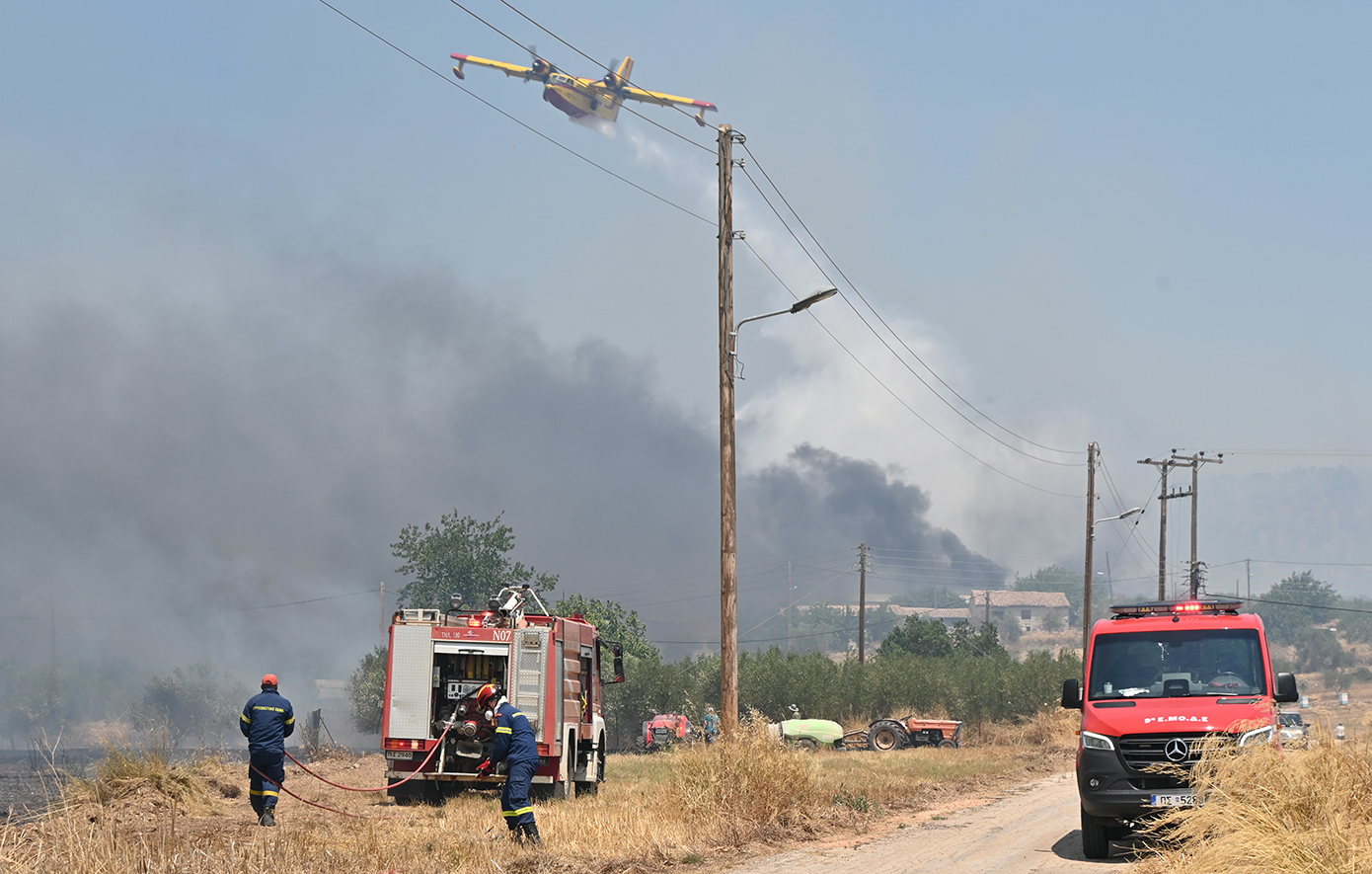 Διακοπή κυκλοφορίας στην οδό Μάνδρας εξαιτίας της φωτιάς &#8211; Άνοιξε ο δρόμος προς Πόρτο Γερμενό