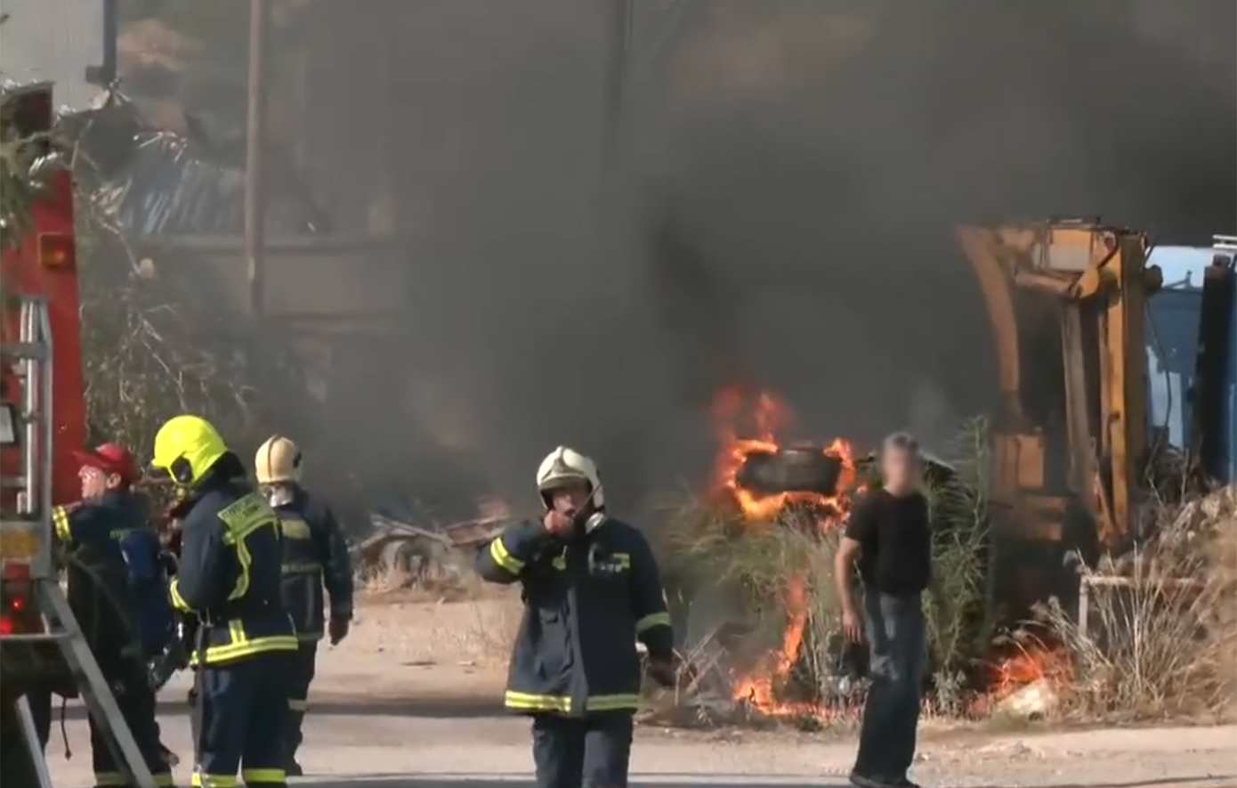 Μεγάλη φωτιά σε εργοστάσιο στον Ασπρόπυργο, μήνυμα του 112 για εκκένωση &#8211; Πληροφορίες για φορτηγό με προπάνιο