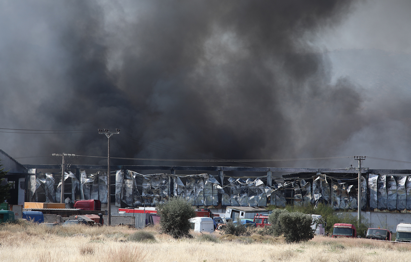 Σοβαρές καταγγελίες μετά τη μεγάλη φωτιά στον Ασπρόπυργο: «Ξέφραγο αμπέλι, κανένα μέτρο ασφαλείας, μπορεί να θρηνήσουμε θύματα»