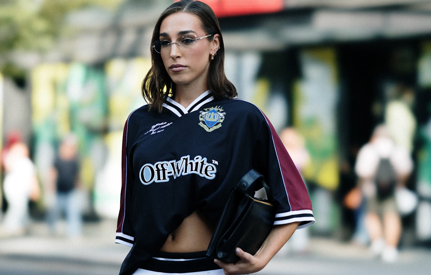Η Kim Kardashian, η Dua Lipa και η Bella Hadid φόρεσαν ποδοσφαιρική φανέλα &#8211; Και τώρα θέλουμε όλες να τις αντιγράψουμε