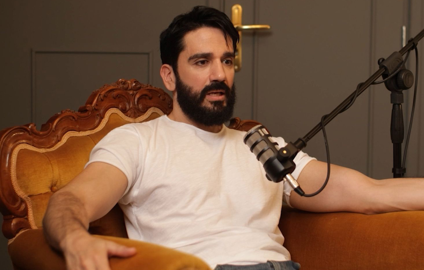 Διονύσης Ατζαράκης: «Ήμουν επτά χρονών και ο πατέρας μου έλεγε να δούμε ειδήσεις αντί για παιδικά»