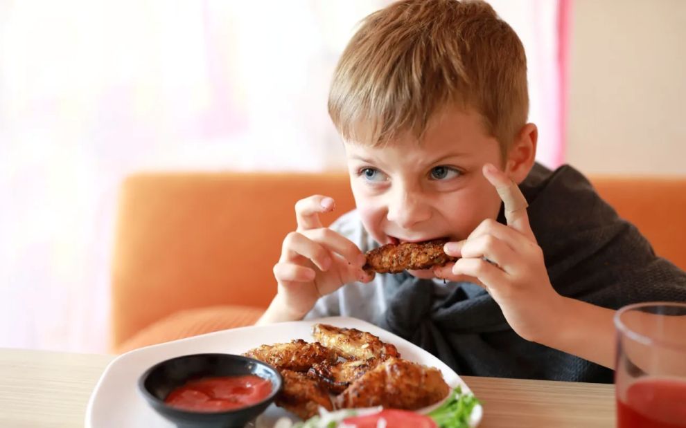 Τι είναι ο «θόρυβος του φαγητού» στα παιδιά και πώς μπορούν να βοηθήσουν οι γονείς