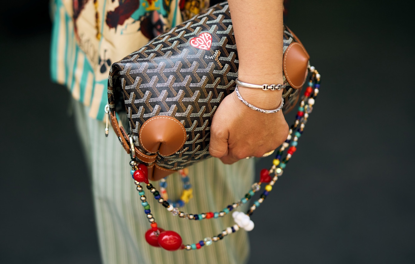 Τα bag charms δεν είναι απλώς μια τάση &#8211; Είναι η απόδειξη ότι η μόδα έγινε ξανά προσωπική