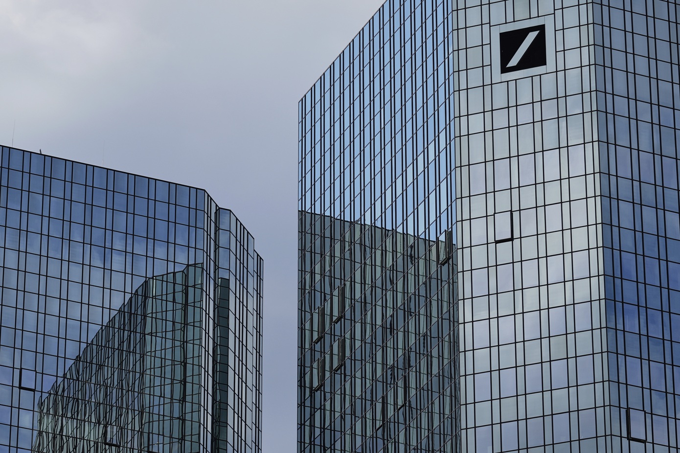 Έφοδος στα γραφεία της Deutsche Bank στο πλαίσιο της έρευνας για το σκάνδαλο cum-cum