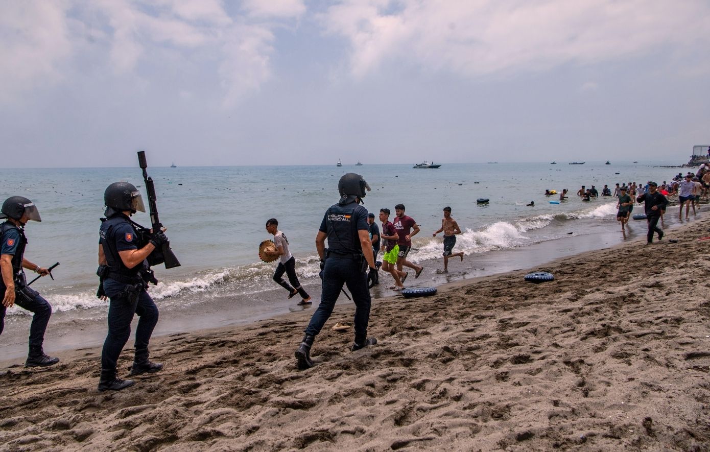 Θέουτα: Η Ισπανία στέλνει στρατό μετά τη μαζική άφιξη χιλιάδων μεταναστών – Τουλάχιστον 9 νεκροί