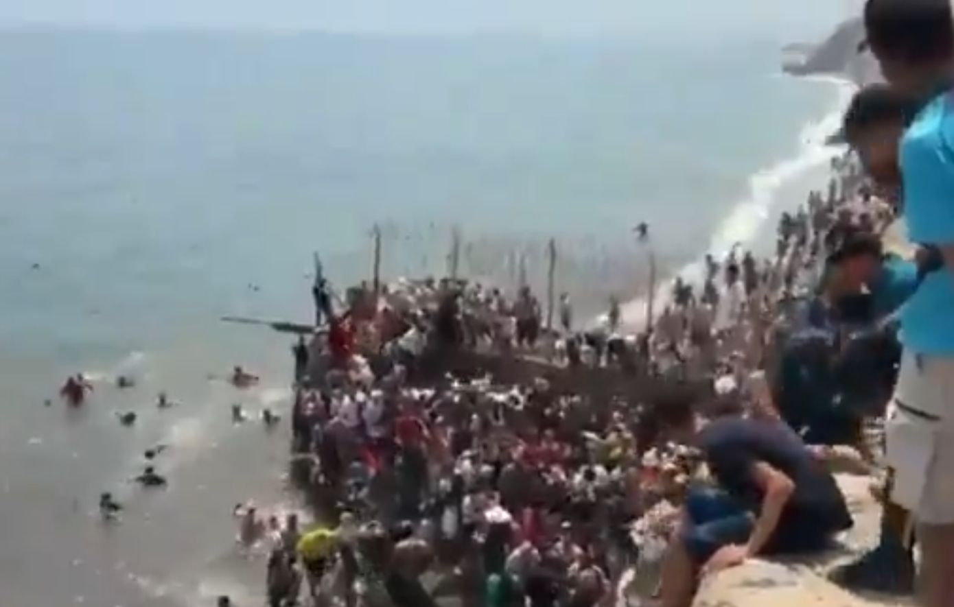 Τουλάχιστον ένας νεκρός στη Θέουτα από την προσπάθεια εκατοντάδων μεταναστών να περάσουν από το Μαρόκο