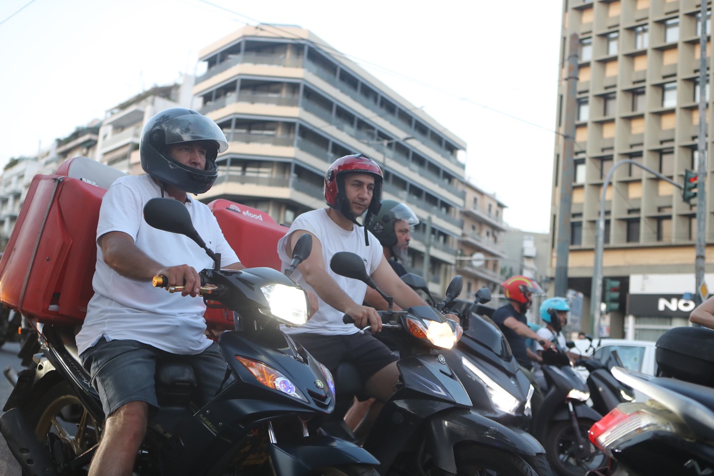 Κόκκινη κάρτα» από τους διανομείς φαγητού &#8211; Στάση εργασίας στην Αθήνα την ώρα του τελικού του Μουντιάλ