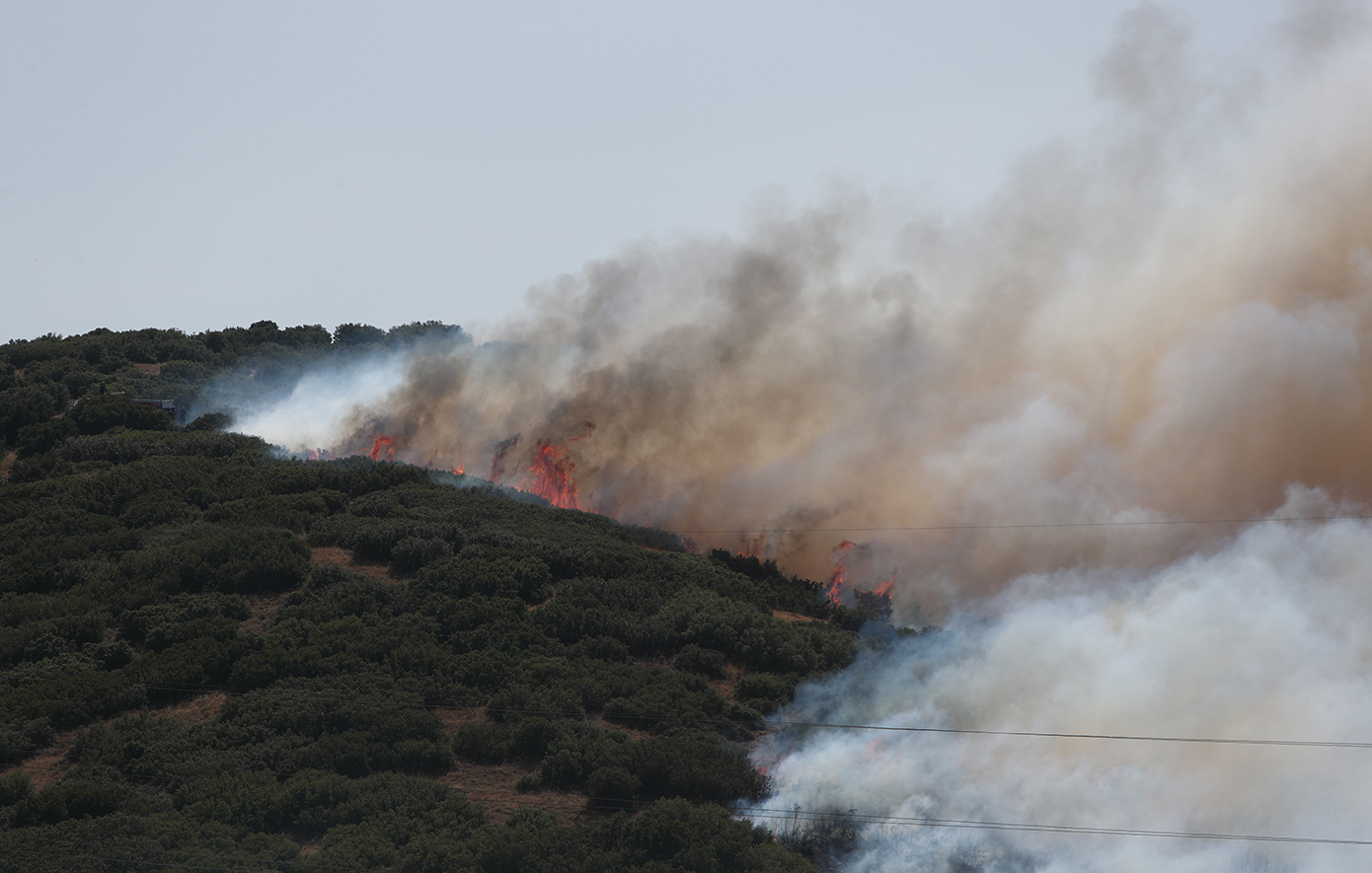 Μαίνεται η μεγάλη φωτιά στο Δερβένι Θεσσαλονίκης &#8211; Ήχησε το 112, αυξάνονται οι πυροσβεστικές δυνάμεις