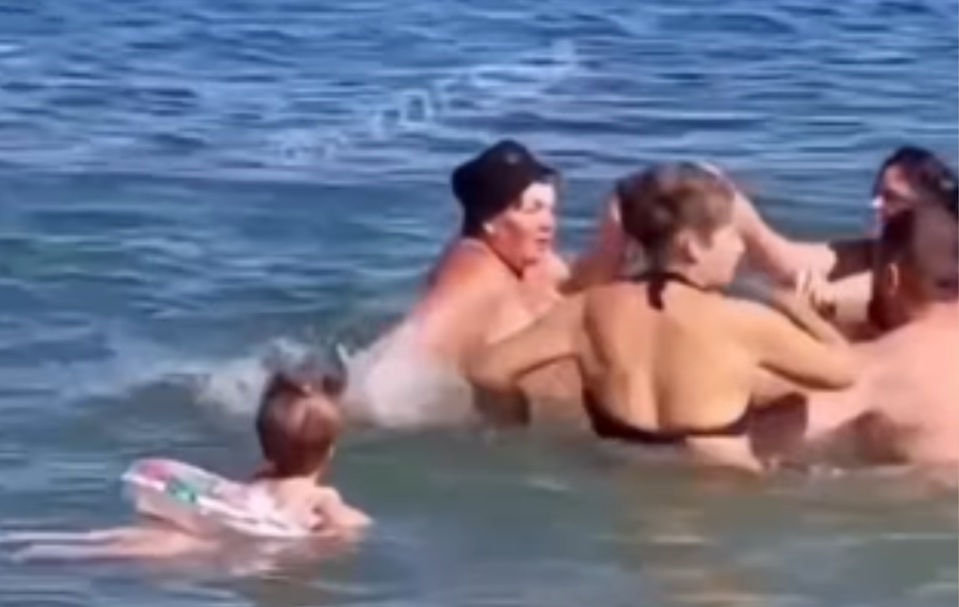 Παράτησαν μωρό στη θάλασσα για να παίξουν σφαλιάρες &#8211; Δείτε βίντεο