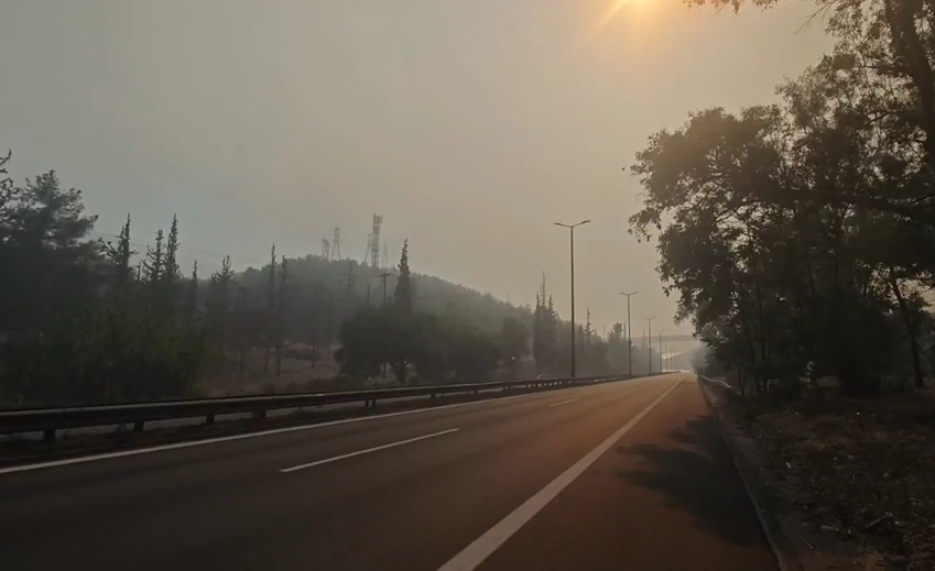 Δρόμος «φάντασμα» η Εθνική Οδό Αθηνών &#8211; Κορίνθου από τη φωτιά στην Περιφερειακή Αιγάλεω