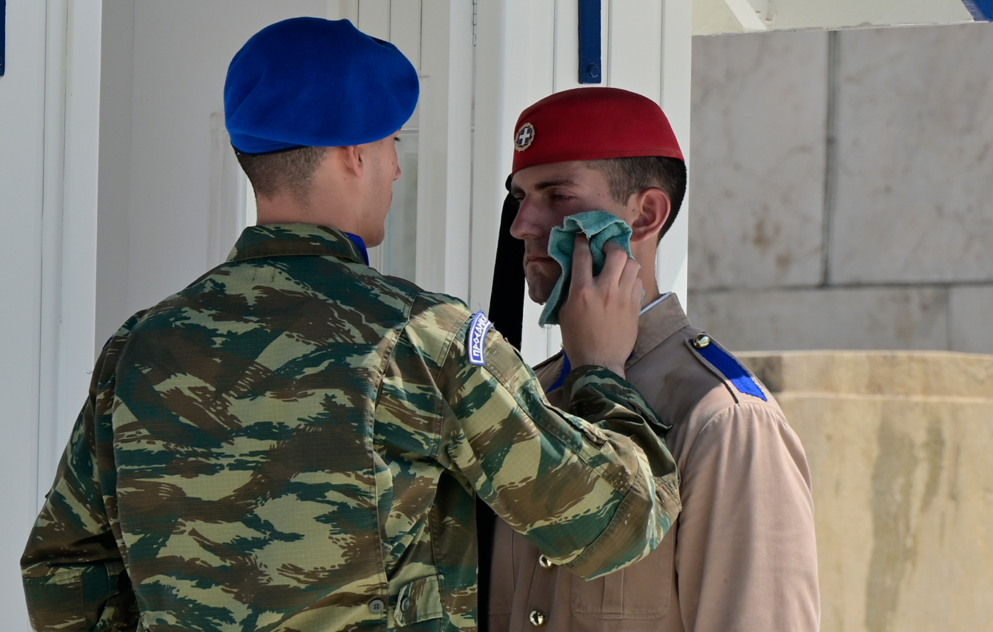 Αγέρωχοι οι Εύζωνες κάτω από τον καυτό ήλιο της Αθήνας &#8211; Τηρούν με απόλυτη συνέπεια το τελετουργικό