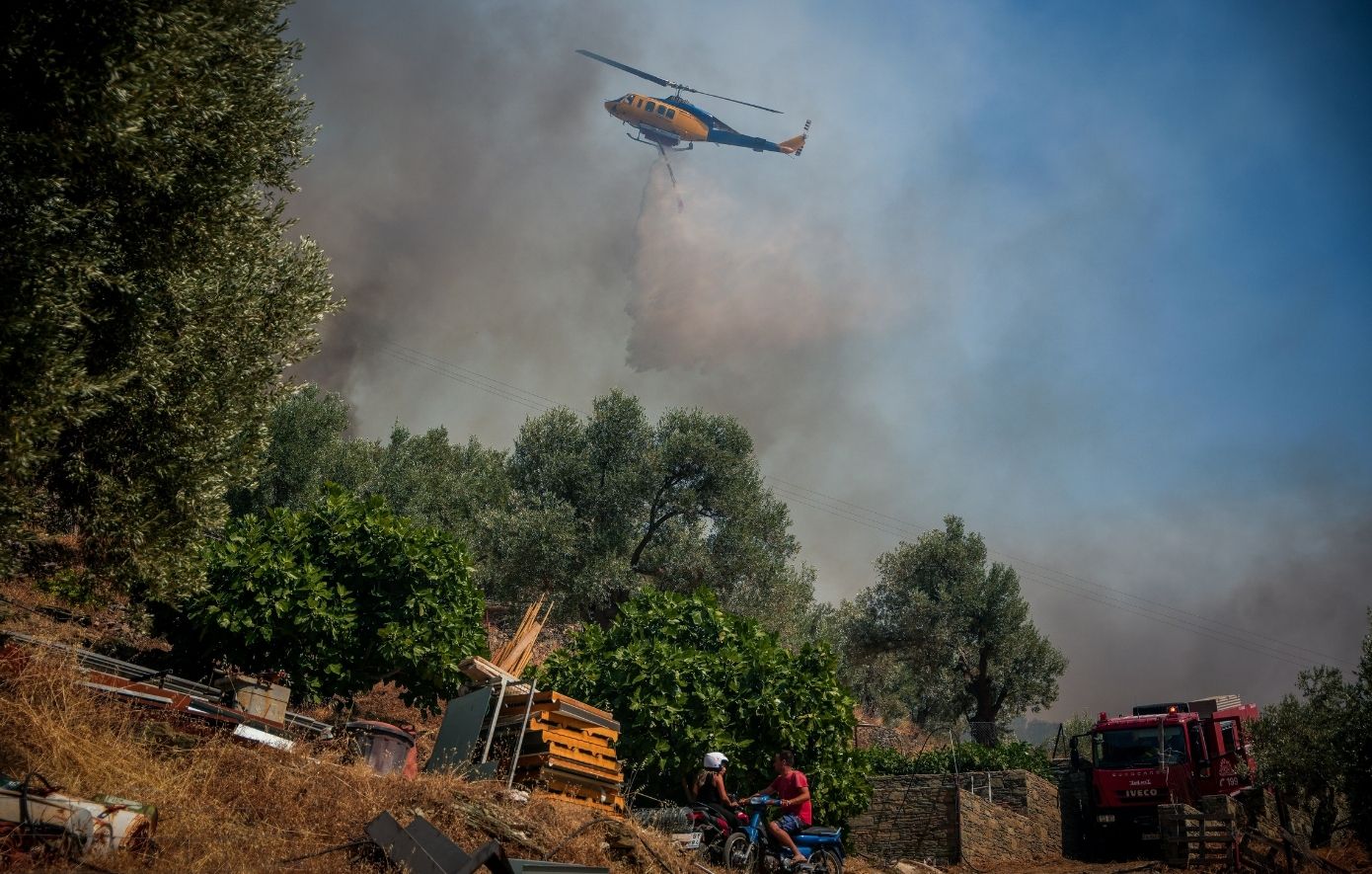 Φωτιά στη Λέσβο: Μήνυμα 112 στο Πλωμάρι – Επιχειρούν 50 πυροσβέστες και 6 εναέρια