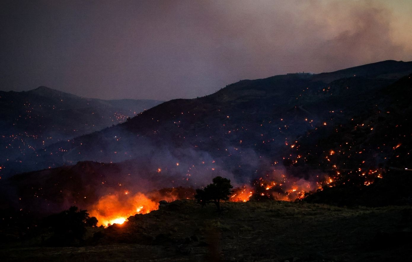 Η Κρήτη φλέγεται: Ζωντανεύει ο εφιάλτης του Δοξαρού 19 χρόνια μετά &#8211; Καμένα σπίτια, μαζικές εκκενώσεις και ακραίοι άνεμοι