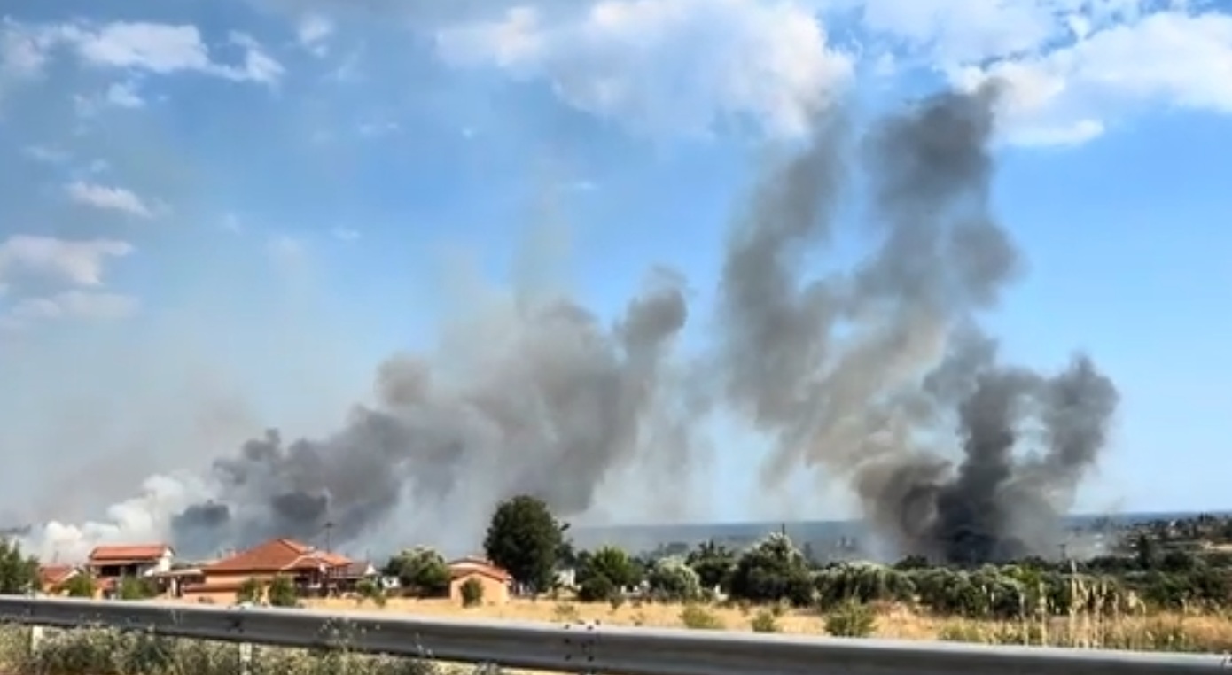 Φωτιά στη Νέα Καλλικράτεια της Χαλκιδικής: Ήχησε το 112 για εκκένωση των περιοχών Αμπελάκια και Κηπούπολη &#8211; Καίγονται κατοικίες