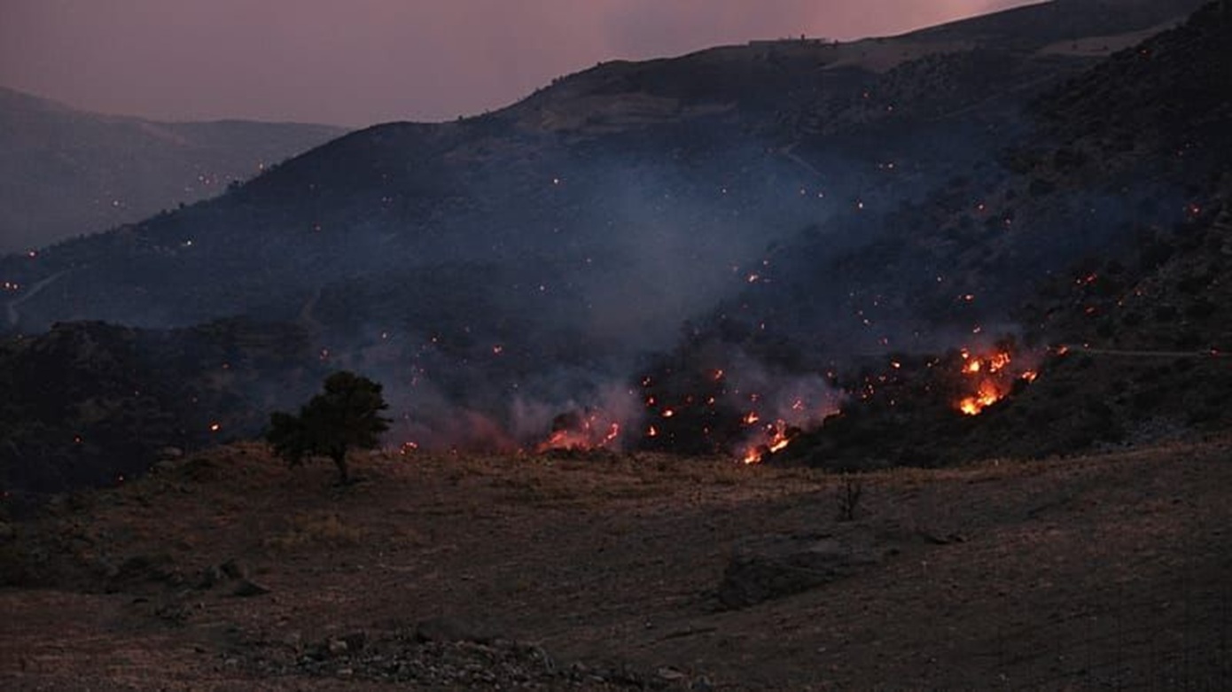 Ολονύχτια μάχη με τις φλόγες σε Πάρο, Άνδρο και Κάλυμνο &#8211; Οι ισχυροί άνεμοι δυσχεραίνουν την κατάσβεση
